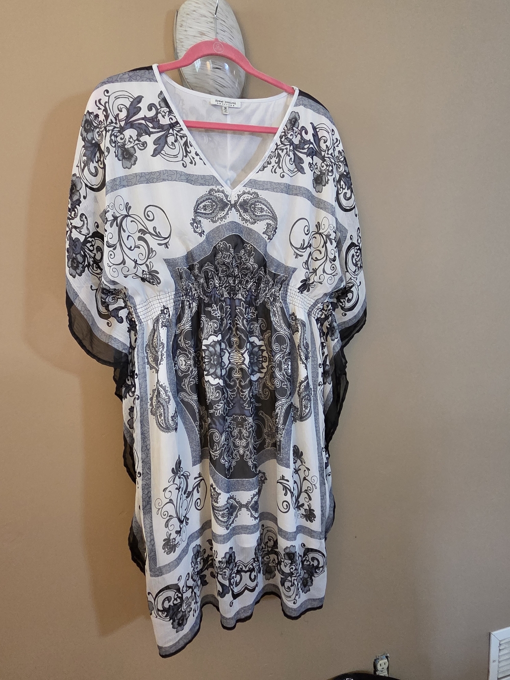 Speed Control Black & White Printed V-Neck Tunic